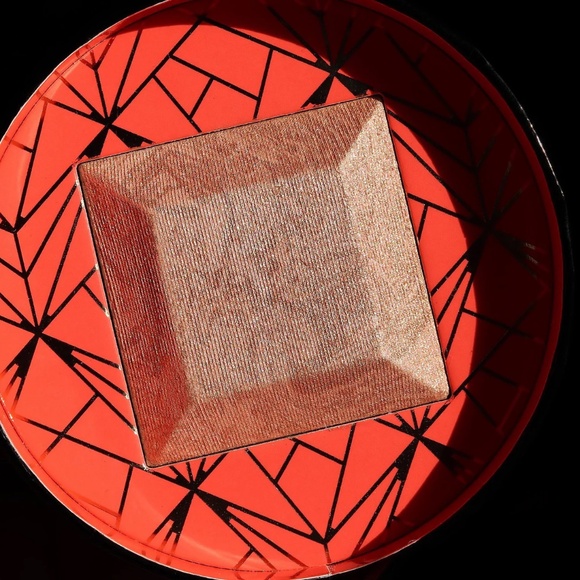 Juvia's Place "The Heroine Glow II" highlighter - Picture 4 of 6